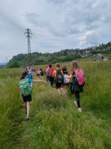 alunni camminano in un prato