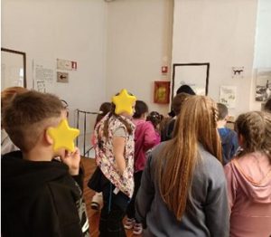 bambini della scuola che assistono a una spiegazione