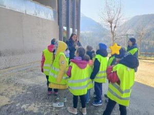 Bambini della scuola che ascoltano un'esperta in uscita didattica