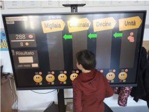 bambino che lavora sulla lavagna smartboard