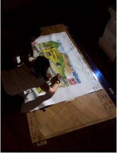 Bambina che lavora interattivamente con il proiettore a terra