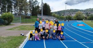 bambini della scuola primaria di Masi di Cavalese presso il campo sportivo di Cavalese