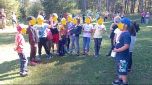 bambini in semicerchio di diverse età