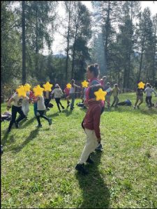 bambini in cerchio che giocano