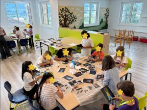 bambini che lavorano al tavolo sulle sagome