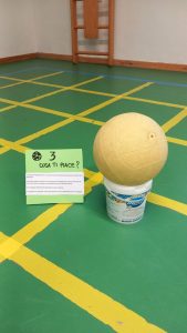 stazione 3 in palestra con pallone e box domande