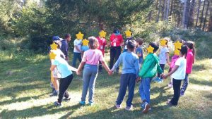 bambini che giocano in cerchio