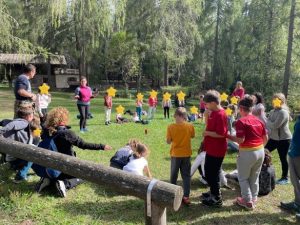 bambini in cerchio che ascoltano l'esperto 