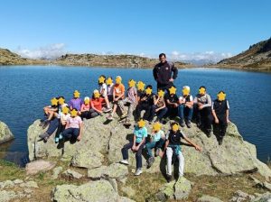 bambini su roccia con sfondo lago