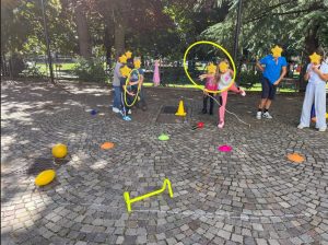 attività in cortile in cui una bambina lancia un cerchio per pescare gli oggetti