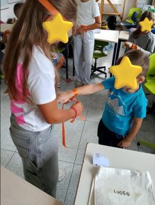 una bambina aiuta un bambino di prima