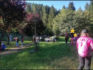 bambini che giocano nel prato