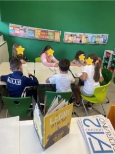 Alunni che lavorano in gruppo